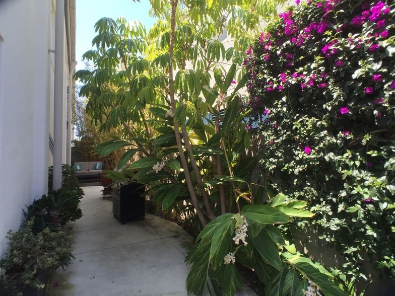 More Photos Of 2100 Abbot Kinney Blvd, Venice Office For Lease