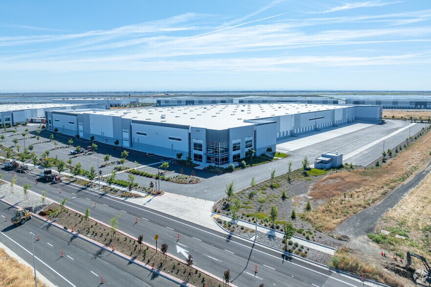 More Photos Of 7810 Metro Air Pky, Sacramento Distribution For Lease