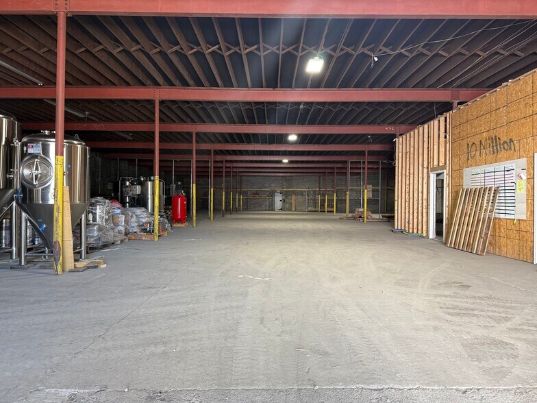 More Photos Of 405 N East St, Carlisle Distribution For Lease