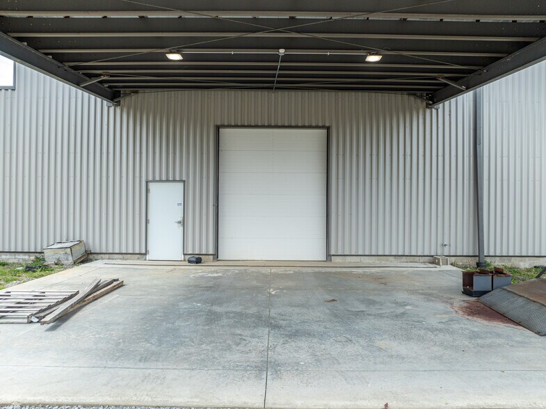 More Photos Of 169 Hollywood Dr, Butler Warehouse For Lease