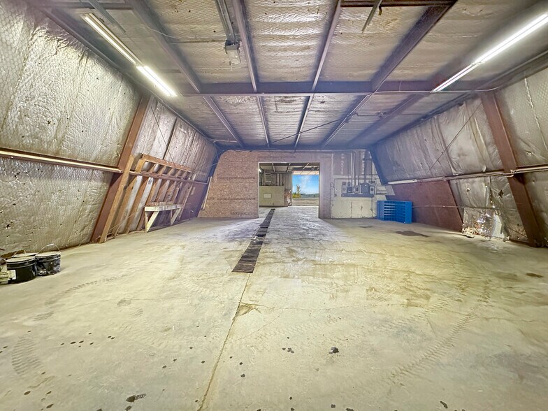 More Photos Of 4015 11th Ave SE, Minot Service For Sale