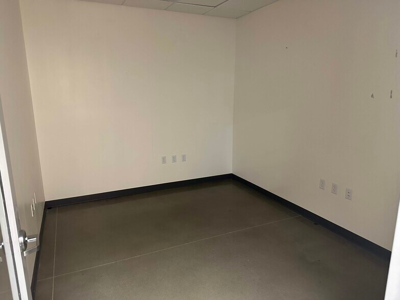 More Photos Of 27559 Newport Rd, Menifee Storefront For Lease