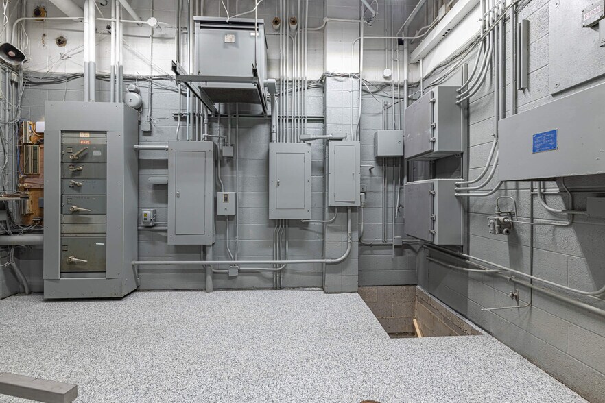 More Photos Of 3020 E River Rd, Moraine Warehouse For Lease