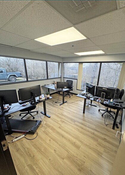 More Photos Of 27600 Northwestern Hwy, Southfield Office For Lease