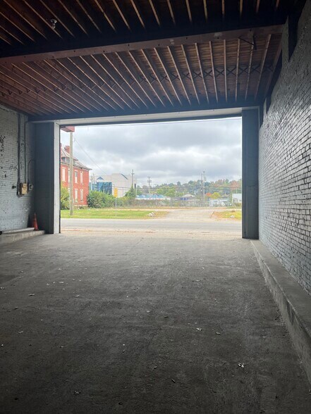 More Photos Of 740 8th Ave, Huntington Warehouse For Lease