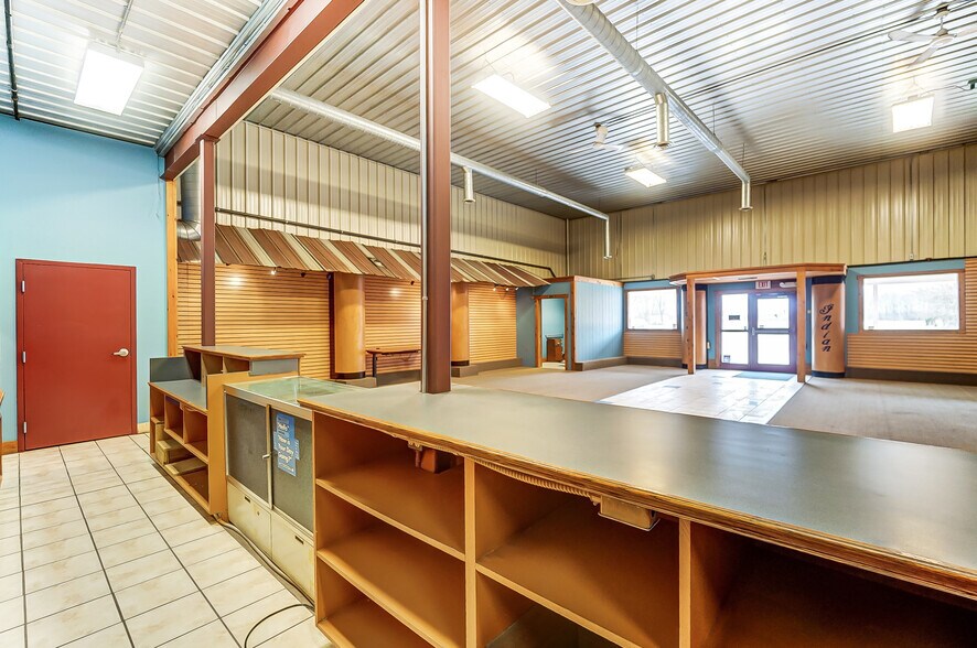 More Photos Of 20660 W Bowling Green Road, Weston Auto Repair For Lease