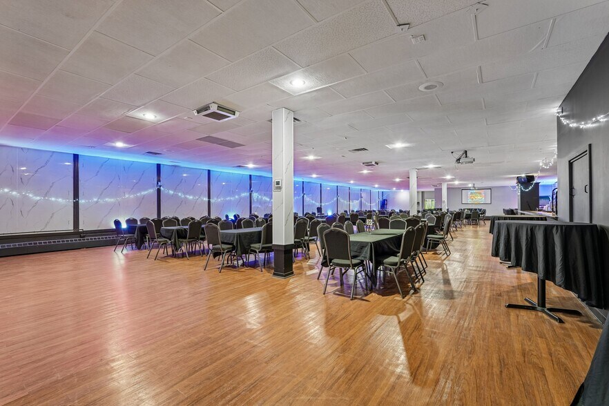 More Photos Of S76W17745 Janesville Rd, Muskego Restaurant For Sale