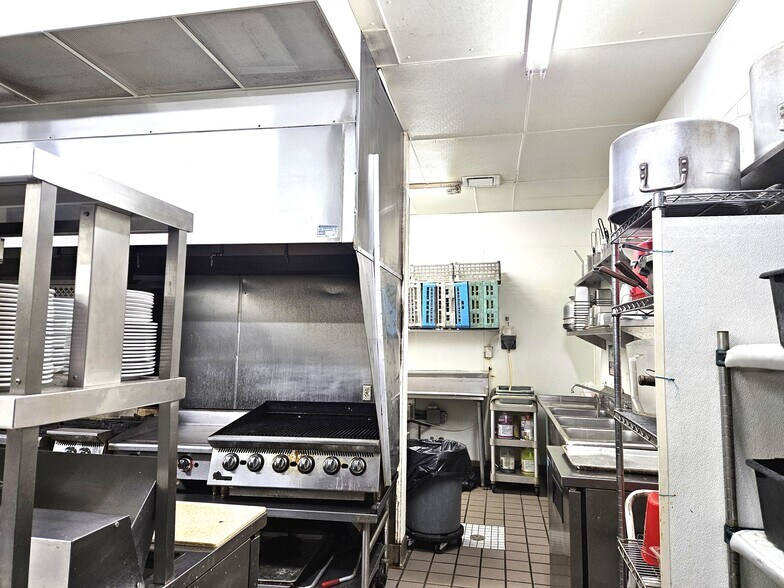 More Photos Of 5530 Gratiot Rd, Saginaw General Retail For Sale
