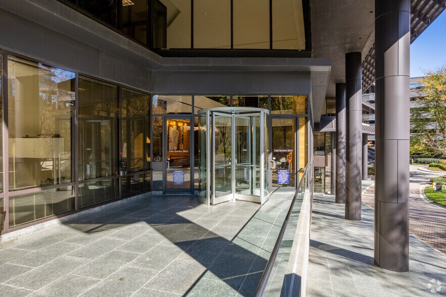 More Photos Of 2 Ravinia Dr, Atlanta Office For Lease