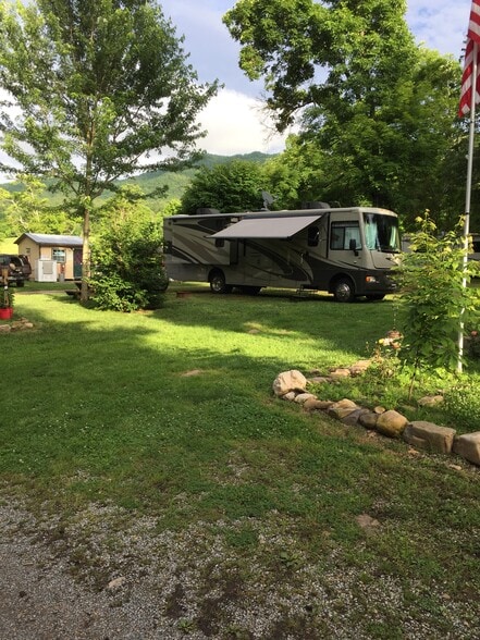 More Photos Of 78 Pebble Mountain Cir, Chuckey Trailer Camper Park For Sale
