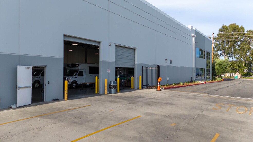 More Photos Of 9031 N Lurline Ave, Chatsworth Distribution For Lease