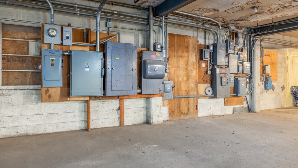More Photos Of 106 E Smith St, Iron Mountain Distribution For Sale