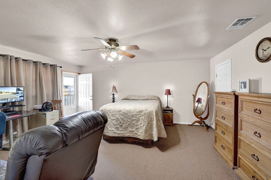 More Photos Of 389 Interstate 35 S, Devine Unknown For Lease