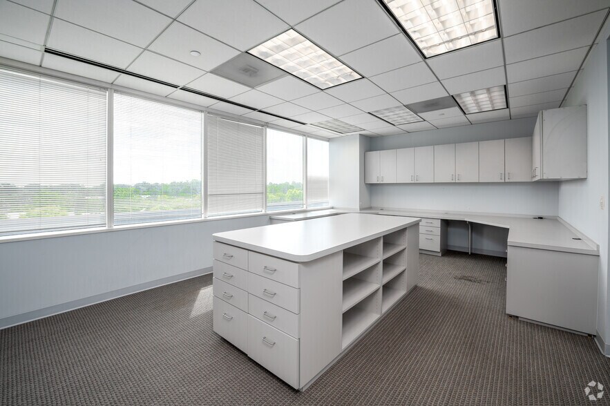 More Photos Of 5335 Wisconsin Ave NW, Washington Office For Lease