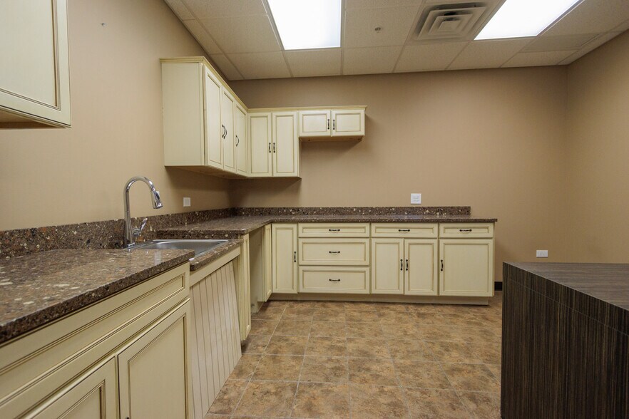 More Photos Of 650 E Algonquin Rd, Schaumburg Office For Lease