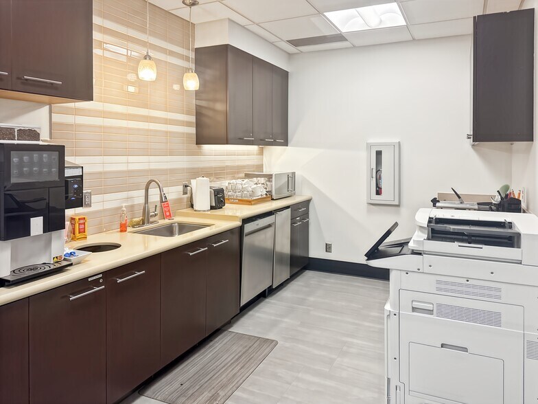 More Photos Of 435-455 Nichols Rd, Kansas City Coworking Space