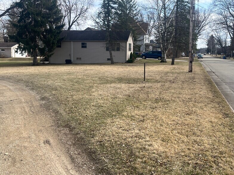 More Photos Of N3830 River Rd, Columbus Light Manufacturing For Sale