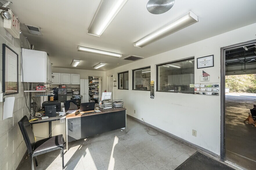 More Photos Of 3444 N Lindbergh Blvd, Saint Ann General Retail For Sale