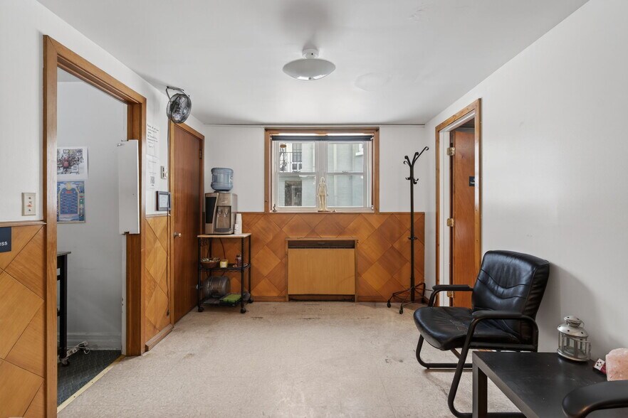 More Photos Of 111 Maiden Ln, Kingston Medical For Sale