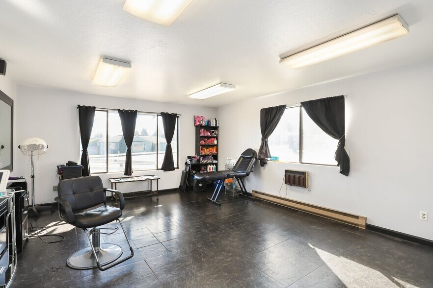 More Photos Of 1218 S C St, Port Angeles Flex For Sale