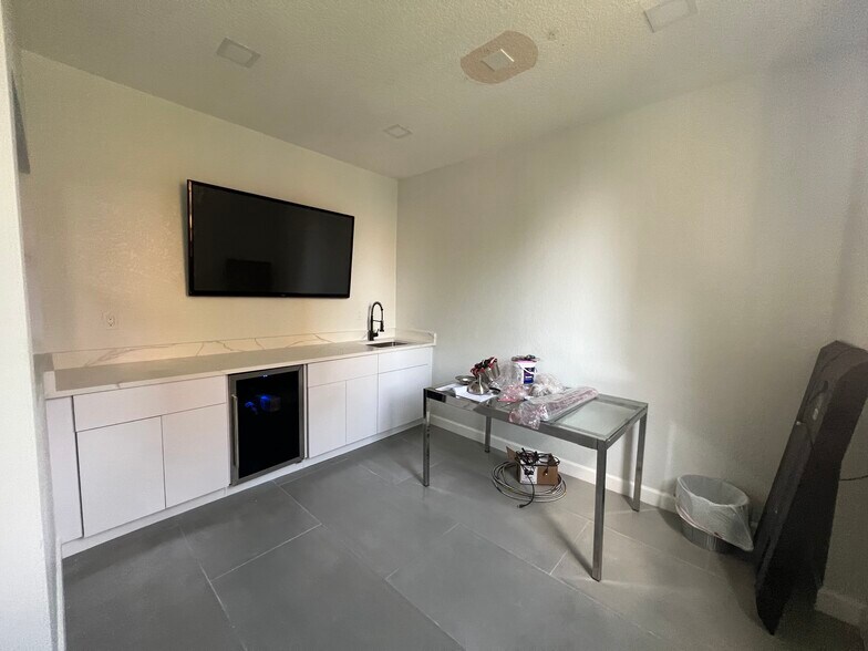 More Photos Of 1918 Harrison St, Hollywood Loft Creative Space For Lease