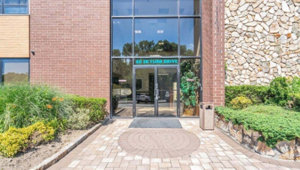 More Photos Of 80 Skyline Dr, Plainview Research And Development For Lease