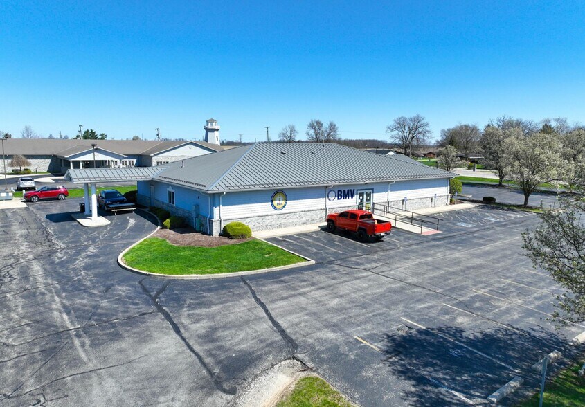 More Photos Of 2007 N Walnut St, Hartford City Office For Sale