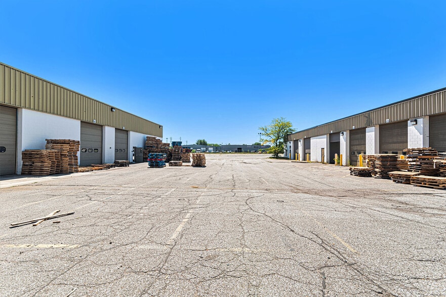 More Photos Of 3302 Kent St, Flint Distribution For Lease