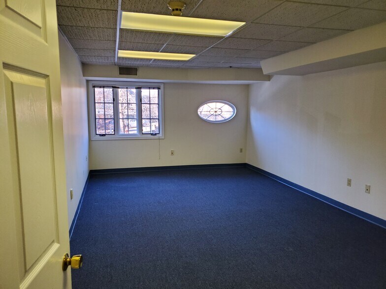 More Photos Of 4 S Main St, Ipswich Storefront Retail Office For Lease