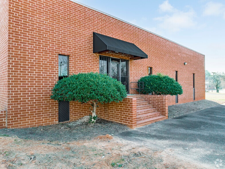 More Photos Of 619-627 Anderson St, Charlotte Light Distribution For Lease