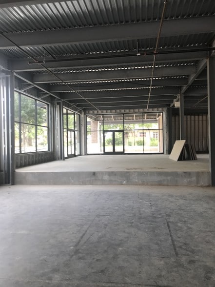 More Photos Of 409 N Oak St, Roanoke Storefront Retail Office For Lease