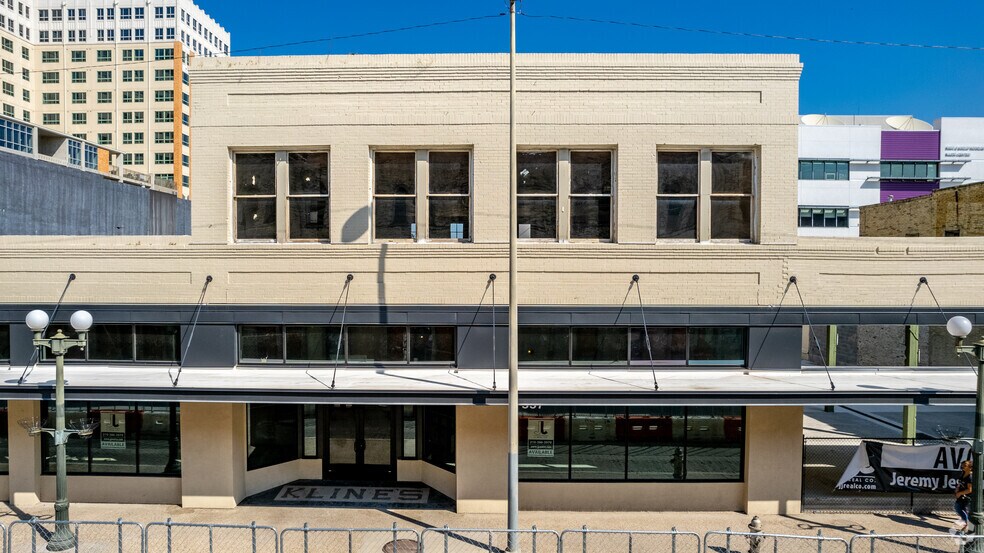 More Photos Of 333-341 W Commerce St, San Antonio Storefront For Lease