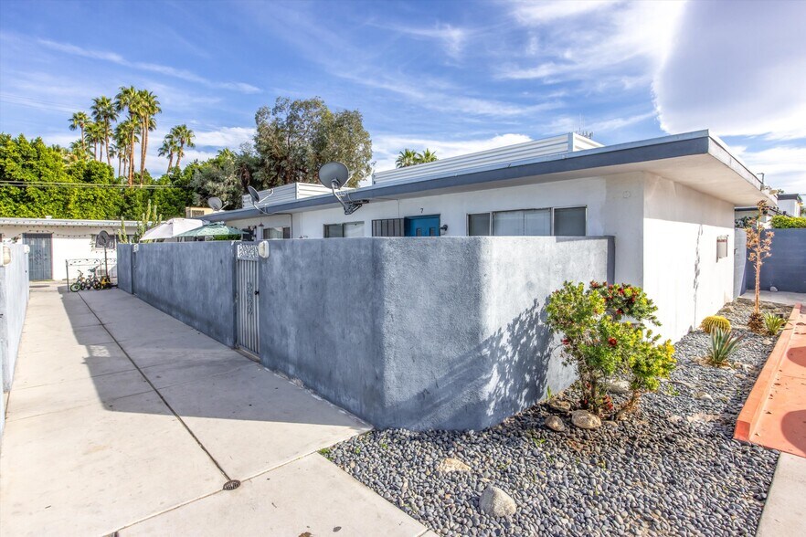 More Photos Of 238 S Saturmino Dr, Palm Springs Apartments For Sale