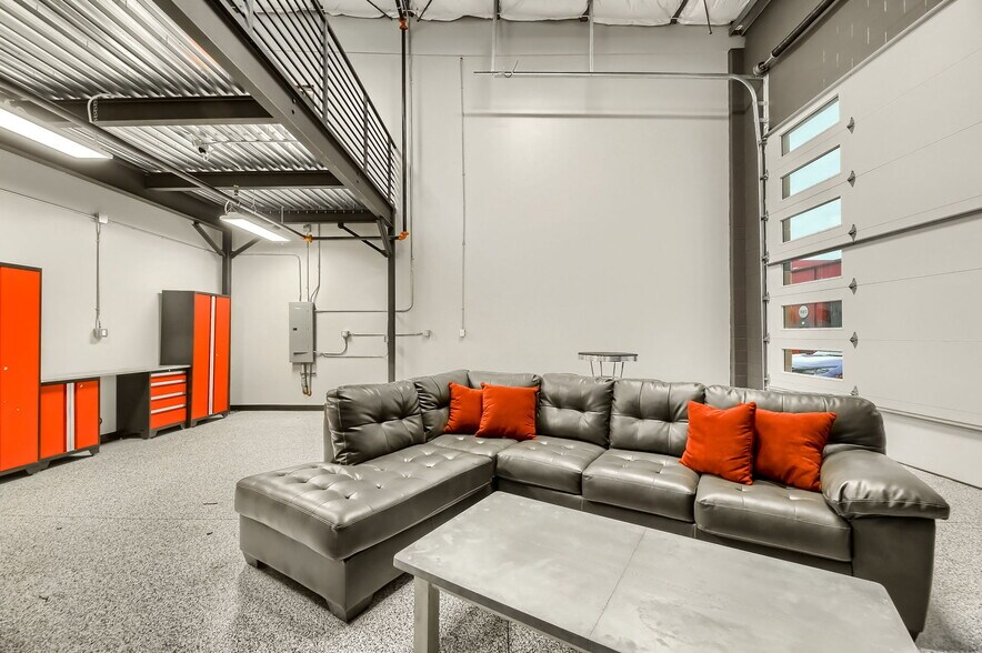 More Photos Of 2100 Double Creek Dr, Round Rock Warehouse For Lease