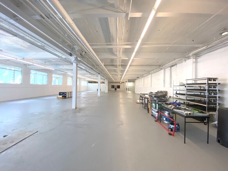 More Photos Of 2424 Rue Des Carrières, Montréal Light Manufacturing For Lease