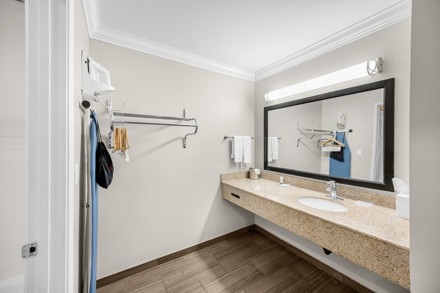 More Photos Of 28980 Old Town Front St, Temecula Hotel For Sale