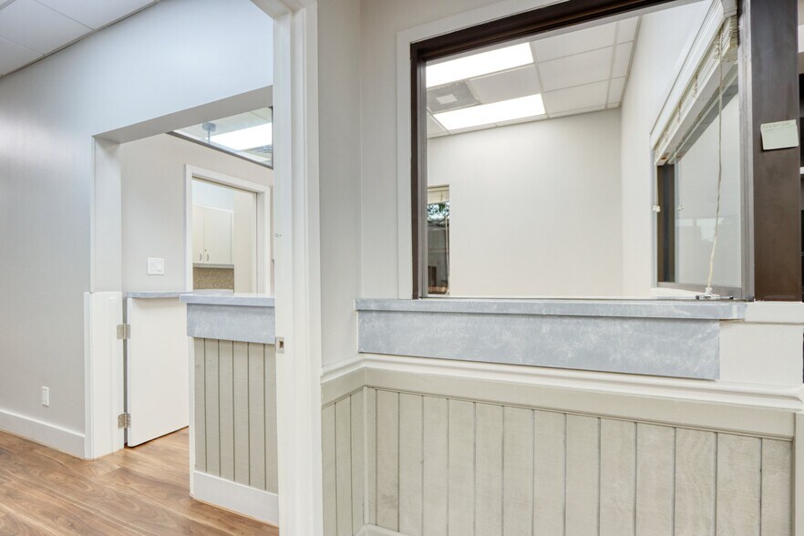 More Photos Of 1717 N Garrett Ave, Dallas Medical For Sale