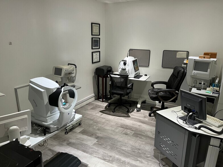 Primary Photo Of 10884 Santa Monica Blvd, Los Angeles Medical For Lease