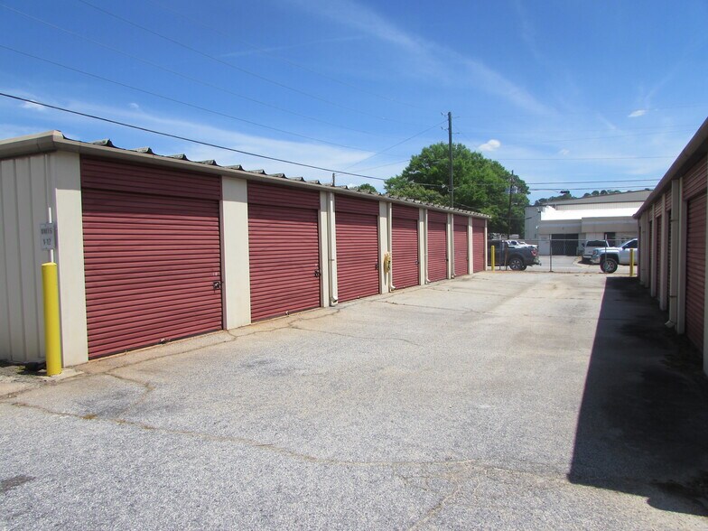 More Photos Of 529 Clifton Ter, Carrollton Self Storage For Sale