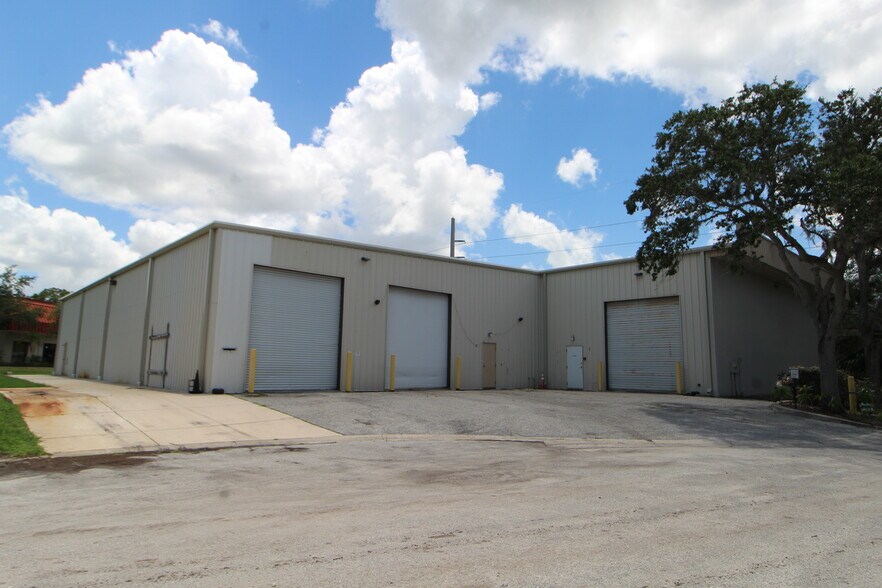 More Photos Of 2499 Porter Lake Dr, Sarasota Warehouse For Lease