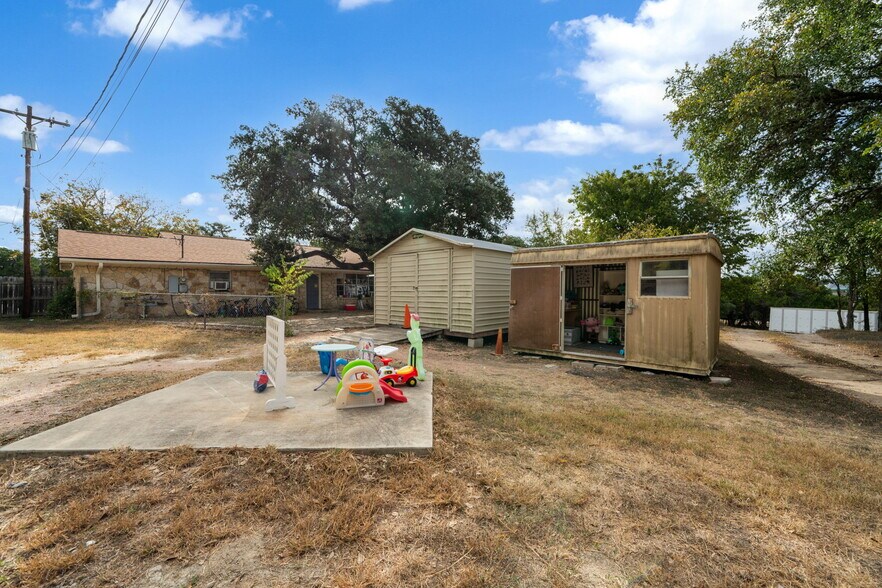 More Photos Of 930 N School St, Boerne Office For Sale