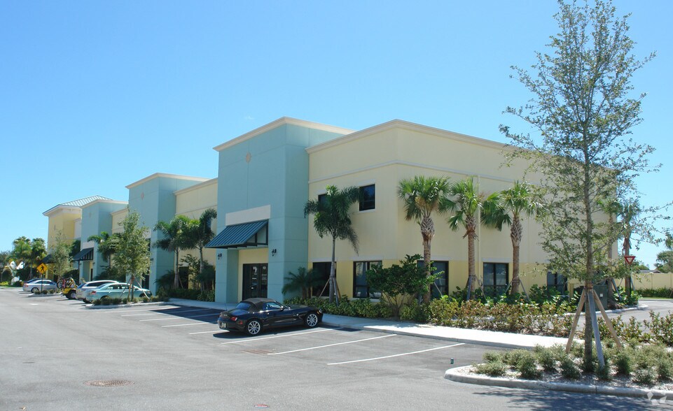 More Photos Of 10415 Riverside Dr, Palm Beach Gardens Showroom For Lease