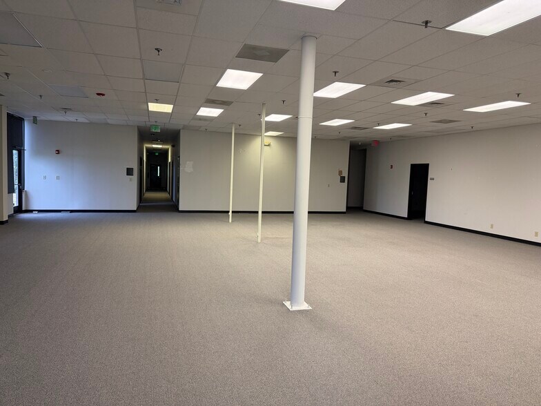 More Photos Of 130 Oak Park Dr, Mooresville Research And Development For Lease