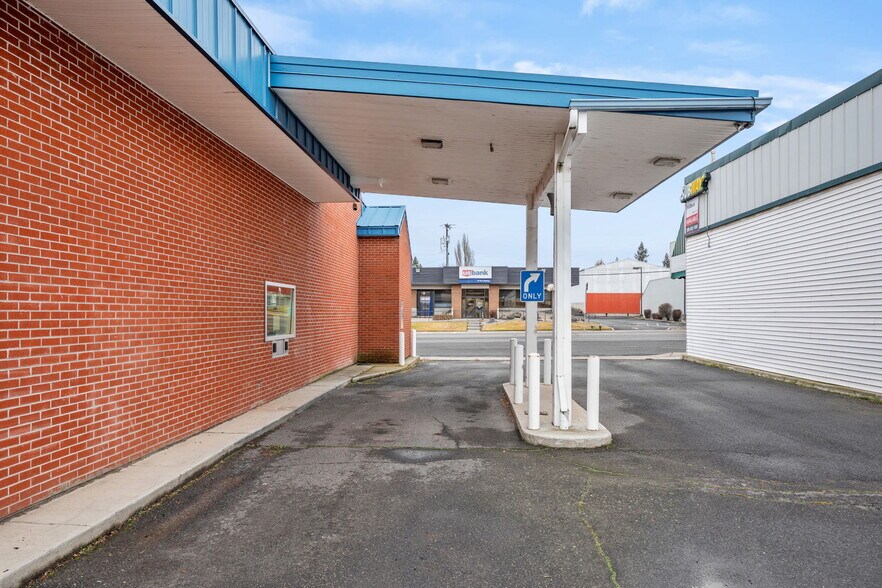 More Photos Of 639 Morgan St, Davenport Bank For Lease