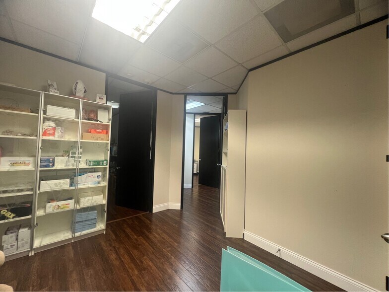 More Photos Of 6100 Corporate Dr, Houston Office For Sale