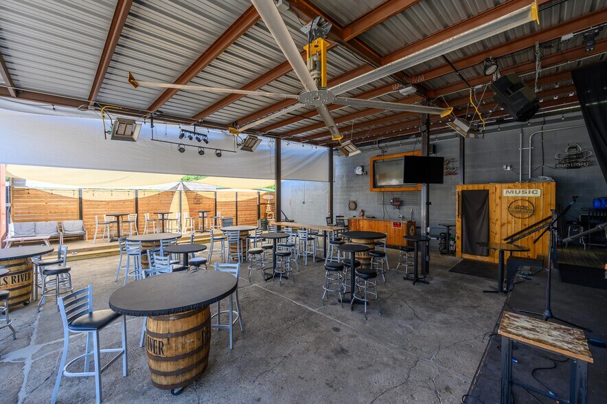 More Photos Of 1721 S Armstrong Ave, Denison Restaurant For Sale