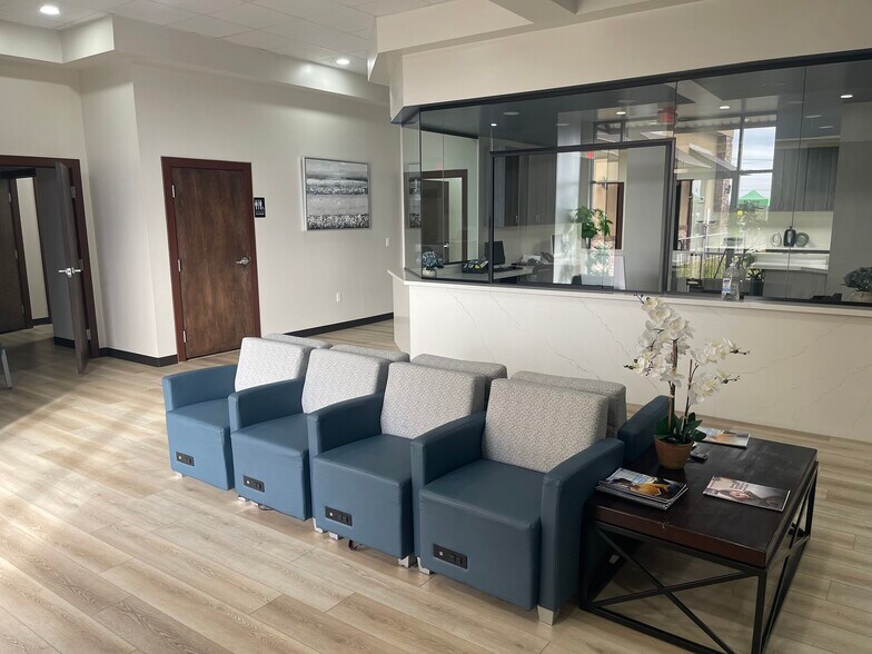 More Photos Of 1915 S Zapata Hwy, Laredo Storefront Retail Office For Lease