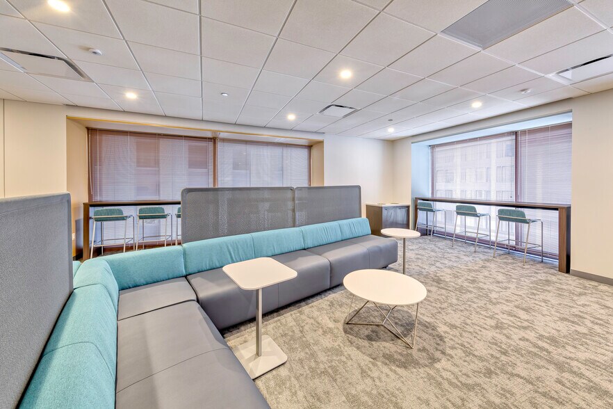 More Photos Of 737 N Michigan Ave, Chicago Office For Lease