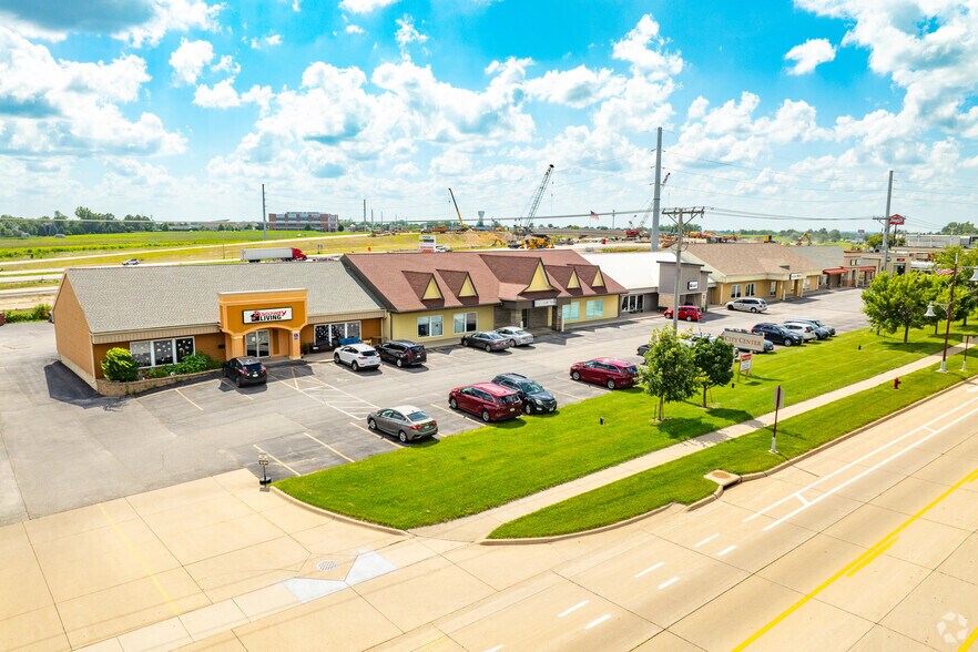 Primary Photo Of 750-768 Center Point Rd, Hiawatha Storefront Retail Office For Lease