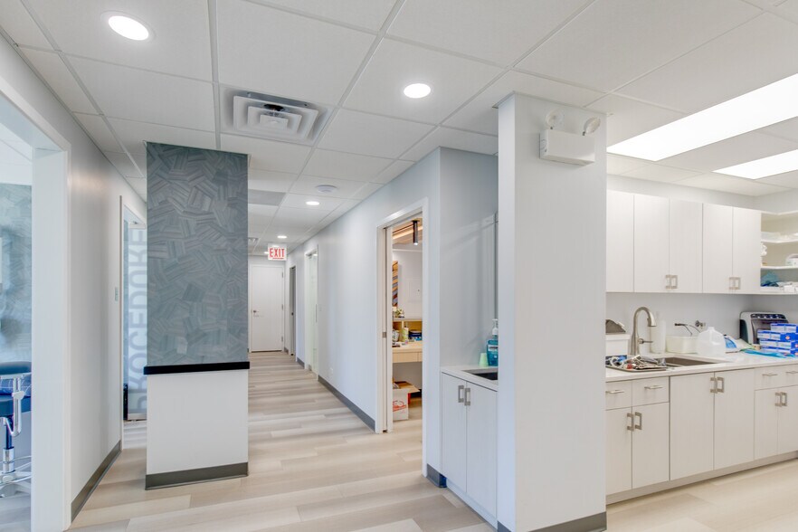 More Photos Of 2551 N Clark St, Chicago Office For Lease